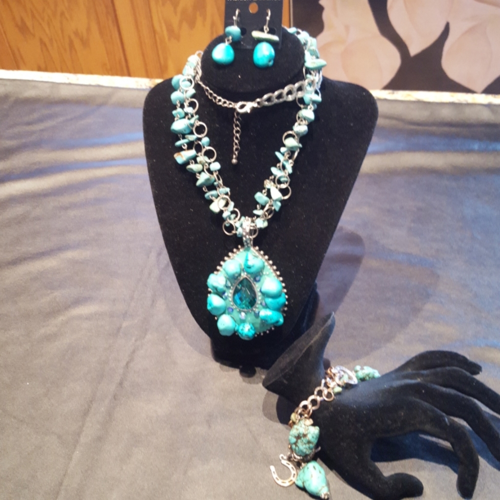 Turquoise Looking Necklace Set